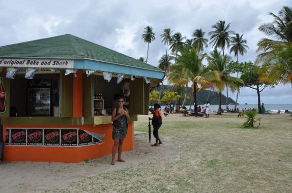 Atacando um 'Bake and Shark', em Maracas Bay, na ilha de  Trinidad